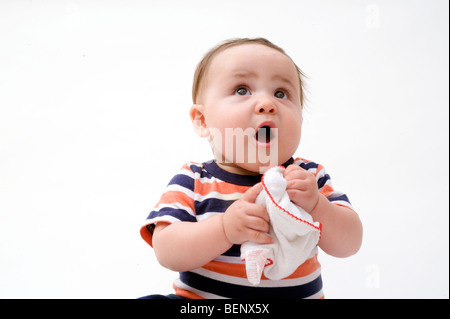 Huit mois Hispanic boy sur fond blanc. Parution du modèle. Banque D'Images