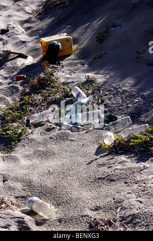 La POLLUTION EN PLASTIQUE ET DES DÉCHETS échoués sur une île grecque. Banque D'Images