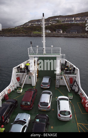 Caledonian MacBrayne pont-garage du traversier 'Coruisk' laissant Mallaig Scotland Banque D'Images