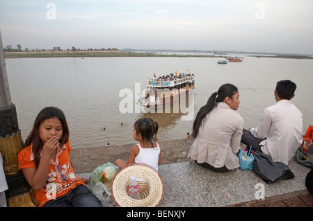 Cambodge le long du fleuve Mékong scène un dimanche, Phnom Penh. Photographie par SEAN SPRAGUE 2008 Banque D'Images