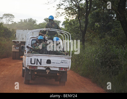 De l'ONU patrouille armée du Soudan du Sud l'escorte de véhicules sur la route à Djouba Yei. PHOTO par SEAN SPRAGUE 2008 Banque D'Images