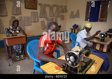 Sud Soudan Loka Women's Association. Atelier de couture. Les femmes utilisant des machines à coudre. PHOTO par SEAN SPRAGUE 2008 Banque D'Images