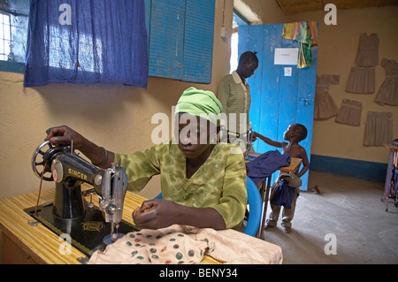 Sud Soudan Loka Women's Association. Atelier de couture. Les femmes utilisant des machines à coudre. PHOTO par SEAN SPRAGUE 2008 Banque D'Images