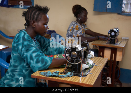 Sud Soudan Loka Women's Association. Atelier de couture. Les femmes utilisant des machines à coudre. PHOTO par SEAN SPRAGUE 2008 Banque D'Images