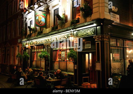 Sherlock Holmes Pub de nuit Northumberland Avenue Westminster London England UK Banque D'Images