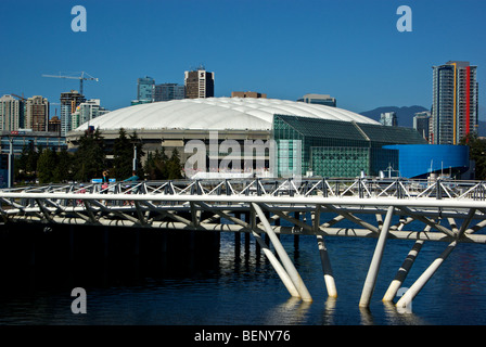 Pied pour piétons pont sur petite anse à l'Athlète Olympique d'hiver de 2010 site du village avec le Stade BC Place en arrière-plan Banque D'Images