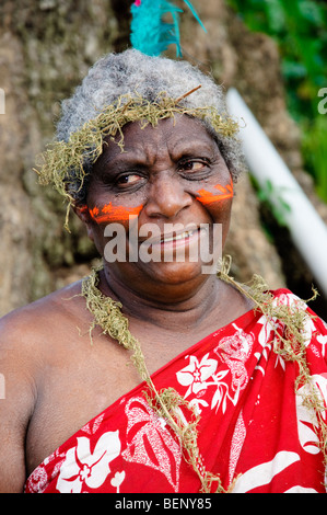 L'épouse du chef du village portant la peinture pour le visage et de l'herbe head et collier, avec une plume dans les cheveux Banque D'Images