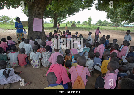 Soudan du Sud l'école primaire Lutaya, construit et financé par le Service jésuite aux réfugiés depuis 2005, Yei. Banque D'Images