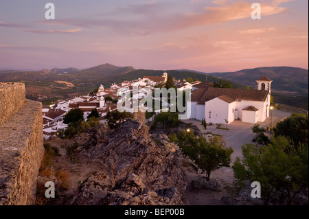 Le Portugal, l'Alentejo, Marvao ville au coucher du soleil Banque D'Images