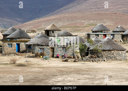 / Basotho village Basuto montrant refuges en pierre avec des toits de chaume au Lesotho, l'Afrique Banque D'Images