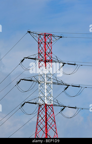 Pylône à haute tension / tour de transmission / électricité pylône en rouge et blanc Banque D'Images