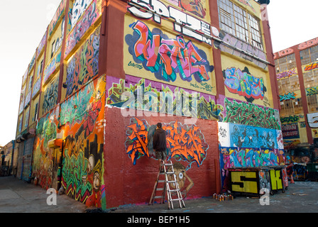 Un artiste travaille sur ses graffitis sur les cinq bâtiment Pointz à Long Island City dans le Queens à New York Banque D'Images