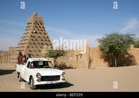 Camionnette en face de la mosquée Sankoré Sankoré / Madrasah / Sankoré Masjid à Tombouctou, Mali, Afrique de l'Ouest Banque D'Images