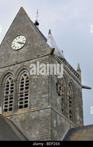 La Seconde Guerre mondiale mémorial de parachute en l'honneur de WW2 parachutiste John Steele le clocher de l'église, Sainte-Mère-Église, Normandie, France Banque D'Images