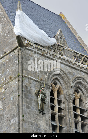 La Seconde Guerre mondiale mémorial de parachute en l'honneur de WW2 parachutiste John Steele le clocher de l'église, Sainte-Mère-Église, Normandie, France Banque D'Images