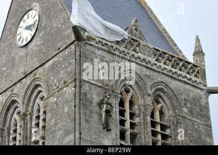 Mémorial en l'honneur de parachute parachutiste John Steele, Sainte-Mère-Eglise, Normandie, France Banque D'Images