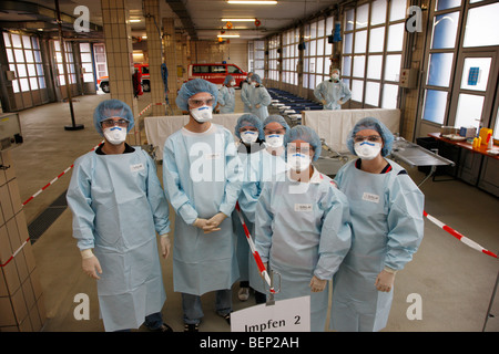 Exercice d'une brigade de pompiers, la vaccination de masse contre un virus pandémique, l'exercice, Essen, Allemagne. Banque D'Images