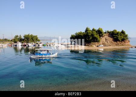 Bateau de pêche en cours sur l'entrée du canal à Nea Potidaia Potidaia la Grèce du nord la voie d'eau permet l'accès entre le Toro Banque D'Images