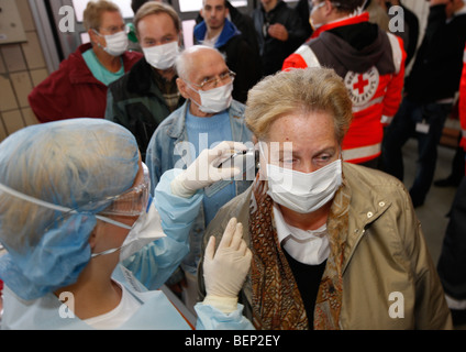 Exercice d'une brigade de pompiers, la vaccination de masse contre un virus pandémique, l'exercice, Essen, Allemagne. Banque D'Images