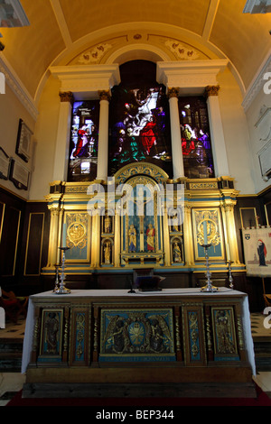 Le Chœur orné merveilleusement et maître-autel, les deux conditions de luminosité pour créer ce qu'est un bras de w et invitant à St Chad's. Banque D'Images