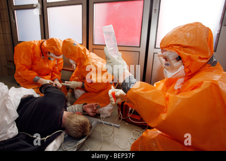 Exercice d'une brigade de pompiers, la vaccination de masse contre un virus pandémique, l'exercice, Essen, Allemagne. Banque D'Images