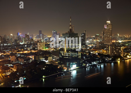 Bangkok skyline at night de la Chao Phraya. Thaïlande Banque D'Images