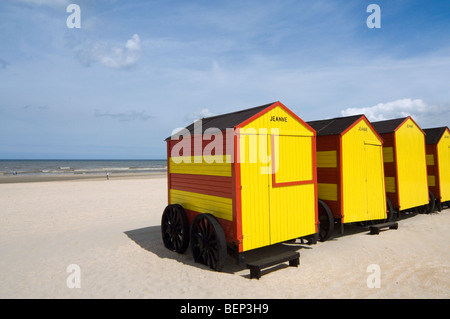 Rangée de cabines de plage à rayures colorées sur roues le long de la côte de la mer du Nord de De Panne, Belgique Banque D'Images