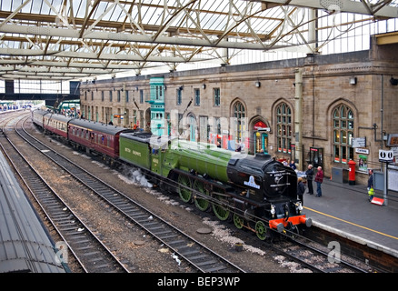 Nouvelle locomotive vapeur 60163 'Tornado' dans la gare de Carlisle avec une charte spéciale train. Banque D'Images