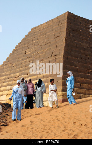 Les jeunes femmes vêtues de tobes hidjab et visiter les pyramides de Méroé dans le désert de Nubie, Soudan, Afrique du Nord Banque D'Images