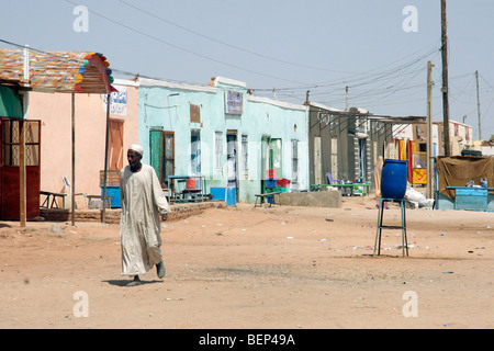 Homme habillé en Nubie thawb / thobe / dishdasha marche dans rue à Wadi Halfa, Soudan, Afrique du Nord Banque D'Images