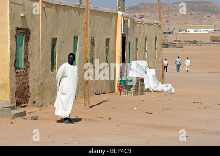 Homme habillé en Nubie thawb / thobe / dishdasha marche dans rue à Wadi Halfa, Soudan, Afrique du Nord Banque D'Images