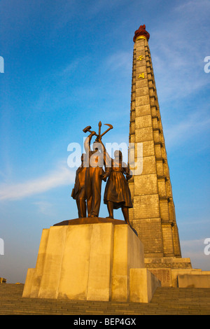 Tour de Juche et statues, Pyongyang, Corée du Nord Banque D'Images