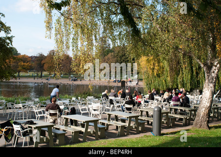 Café sur le lac Serpentine, à Hyde Park, Londres, Westminster, SW1, UK Banque D'Images