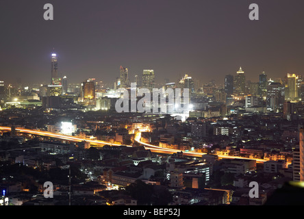 Bangkok skyline at night de la Chao Phraya. Thaïlande Banque D'Images