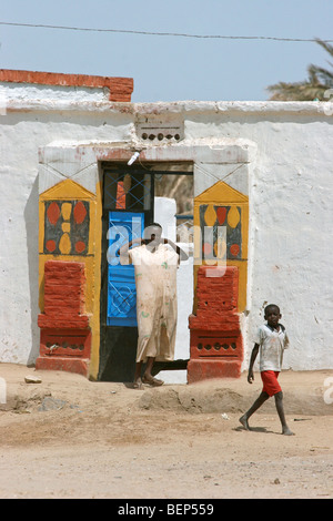 Porte de maison coloré décoré dans un village nubien sur le Nil, au Soudan, en Afrique du Nord Banque D'Images