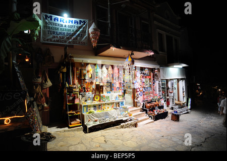 Une boutique qui vend des poteries et cadeaux la nuit à Kalkan Banque D'Images