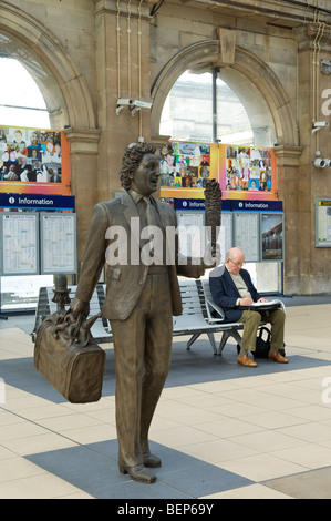 Statue de comédien Ken Dodd à Liverpool Lime Street Station Banque D'Images