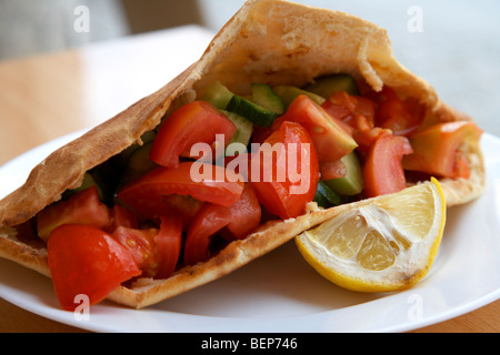 Végétarien salade grecque de la Méditerranée dans le pain pita sur une plaque dans un café république de Chypre Banque D'Images