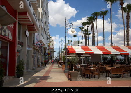 De Finikoudes promenade pleine de cafés sur le front de mer de Larnaca Larnaca république de Chypre Europe Banque D'Images