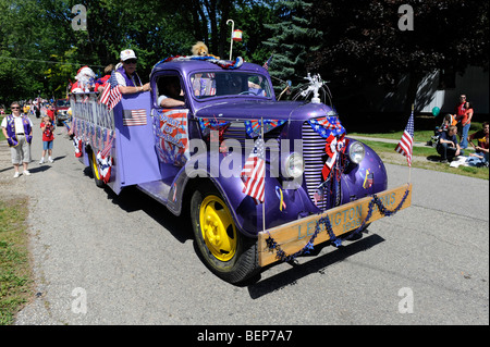 Les membres du Club Lions en ancien camion bleu dans défilé patriotique Banque D'Images