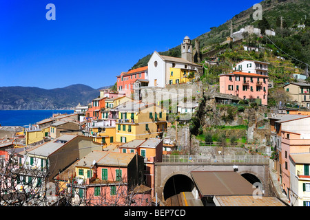 La gare avec le tunnel dans le village de Vernazza, Cinque Terre, Ligurie, Italie. Banque D'Images