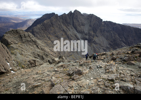 Les randonneurs traversant les Cuillin Ridge, Île de Skye, Écosse Banque D'Images