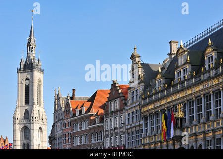 Le beffroi et façades historiques à la Grand Place / place du marché, Tournai, Belgique Banque D'Images