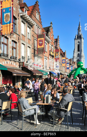 Le beffroi et les touristes sur les terrasses de cafés à la Grand Place / place du marché, Tournai, Belgique Banque D'Images