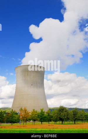 La tour de refroidissement dans une centrale nucléaire. Banque D'Images