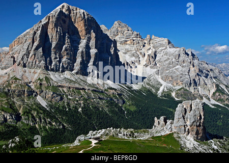 Tofana di Rozes et Cinque Torri avec refuge Refuge Scoiattoli, Cortina d'Ampezzo, Dolomites, Italie Banque D'Images