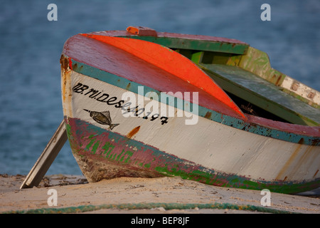 Bateau de pêche colorés s'échouer à côté de Lac Bay, Bonaire, Antilles néerlandaises. Banque D'Images