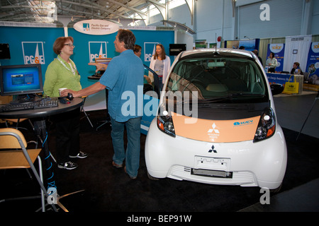 MiEV, Mitsubishi Innovative Electric Vehicle, à l'affiche au vert de la côte ouest, en Californie. PG&E Projet de véhicule électrique. Banque D'Images