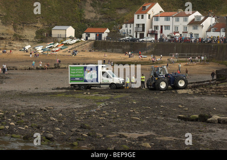 Un van Asda est retirée de plage de sable fin par le RNLI après s'enliser Banque D'Images