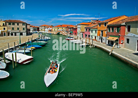 Famille en bateau à moteur sur le canal à Murano, Venise, Italie Banque D'Images